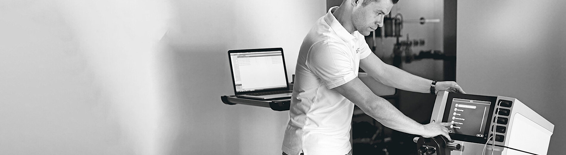 Service slider picture of person setting up VIO3.