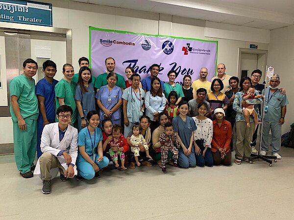 Erbe: The team of Cambodian and European physicians, nursing staff and patients at the Khmer Soviet Friendship Hospital in Phnom Penh