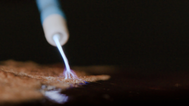 Image showing the precise and focused argon beam of the FiAPC® plus during controlled plasma coagulation for GI and pulmonary treatments.